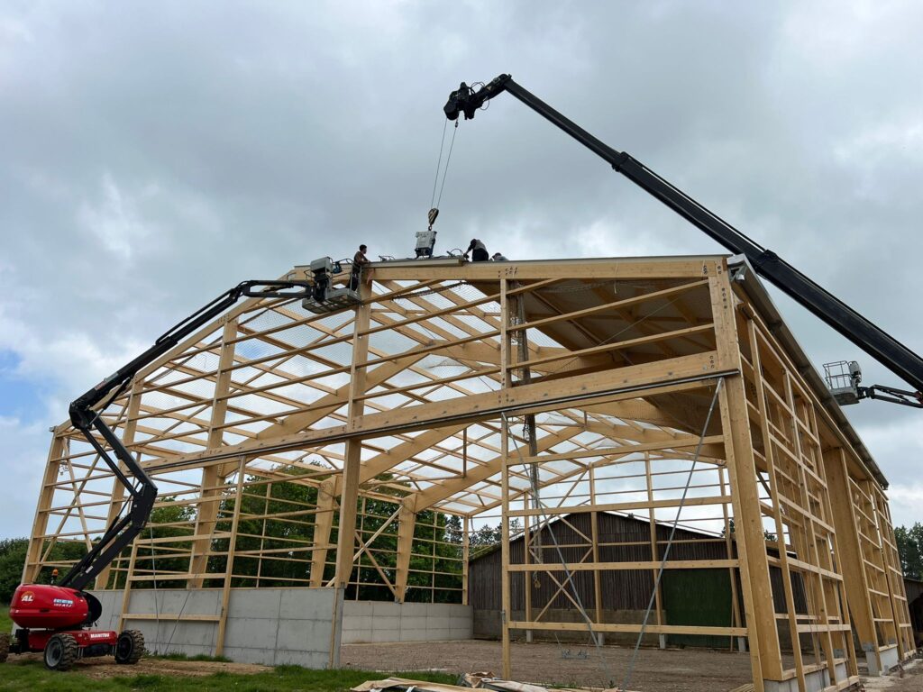Maison ossature bois en construction par Moda Charpente